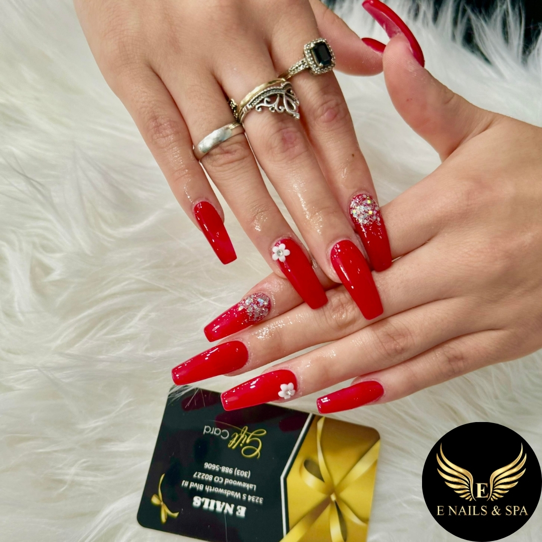 E nails and spa logo